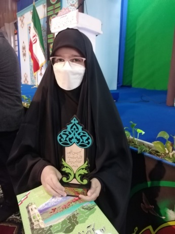 تقدیر از دانش آموزان فعال قرآنی دبیرستان دخترانه علوم و معارف اسلامی شهید مطهری ساری در نماز جمعه