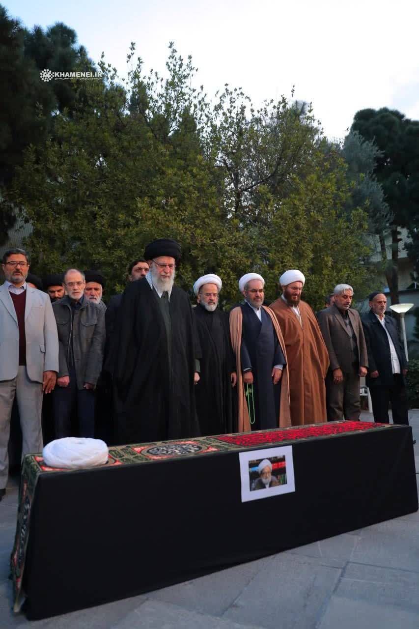 گزارش تصویری از حضور مقام معظم رهبری حضرت آیت‌الله خامنه‌ای(مدظله العالی) بر پیکر عالم بزرگوار مرحوم حضرت آیت الله امامی کاشانی (ره) و اقامه نماز و قرائت فاتحه